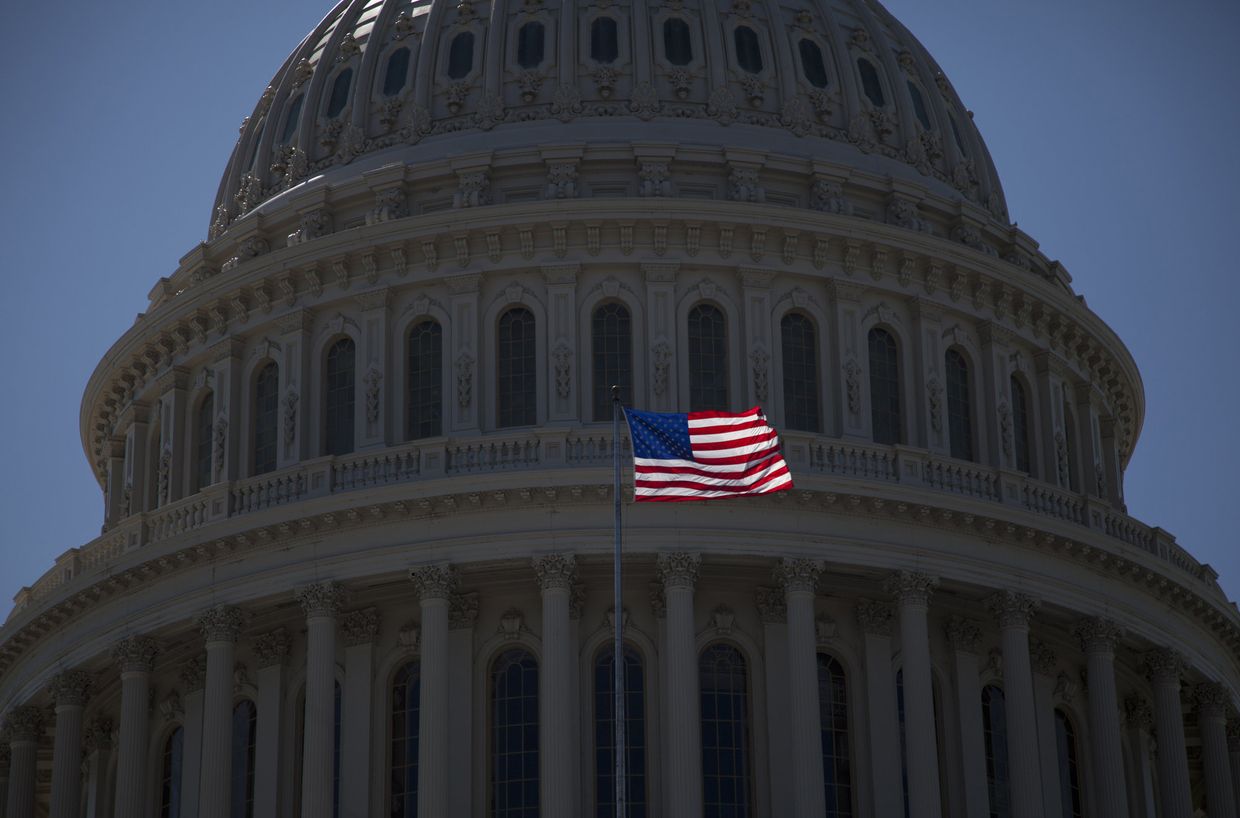 Флаг США на здании Капитолия в Вашингтоне