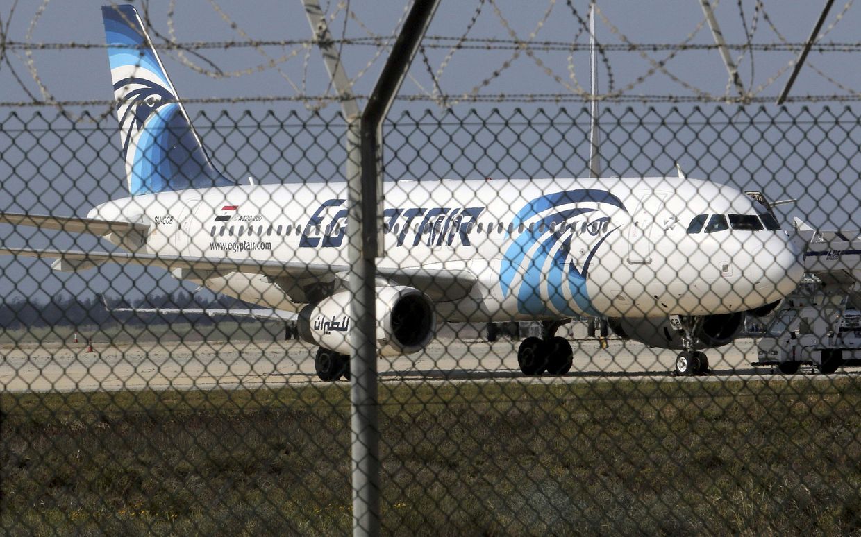 Самолет авиакомпании EgyptAir в аэропорту Ларнака Самолет авиакомпании EgyptAir в аэропорту Ларнака