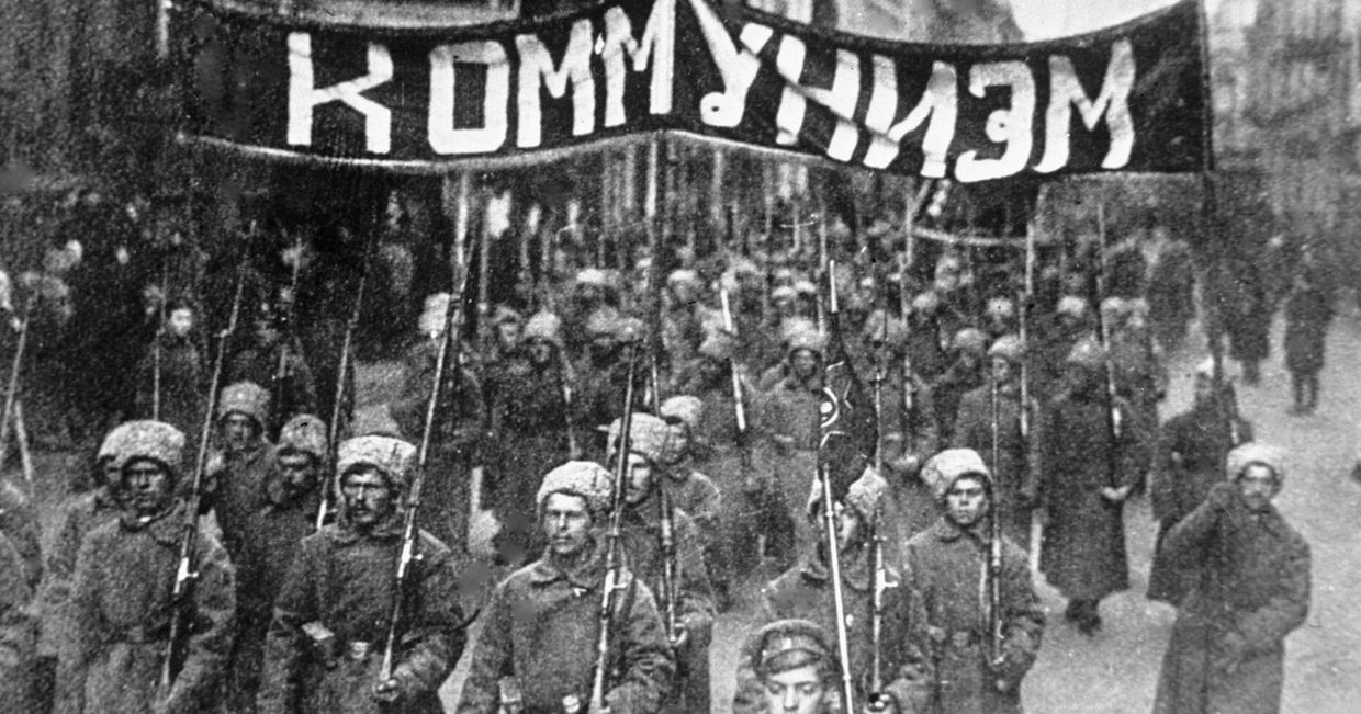 Колонна солдат идет с транспарантом по Никольской улице