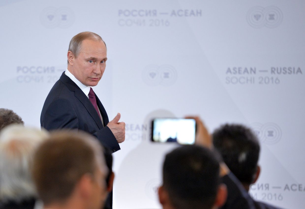 Президент Российской Федерации Владимир Путин на встрече глав делегаций-участников саммита Россия — АСЕАН Президент Российской Федерации Владимир Путин на встрече глав делегаций-участников саммита Россия — АСЕАН
