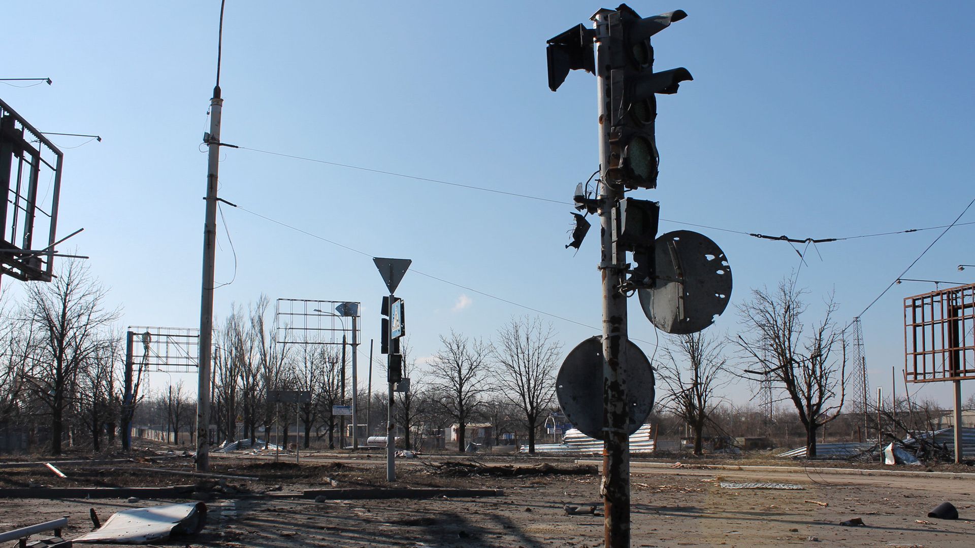 Искореженные во время боевых действий дорожные знаки - ИноСМИ, 1920, 31.08.2023