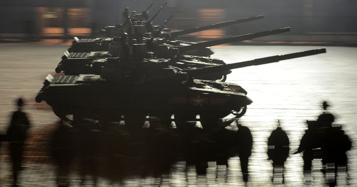 Танки Т-90А во время репетиции военного парада в Москве