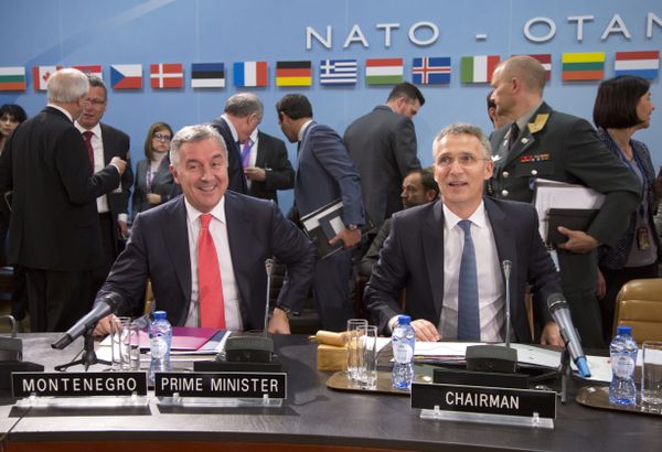 Премьер-министр Черногории Мило Джуканович и генсек НАТО Йенс Столтенберг во время церемонии подписания протокола о вступлении Черногории в НАТО