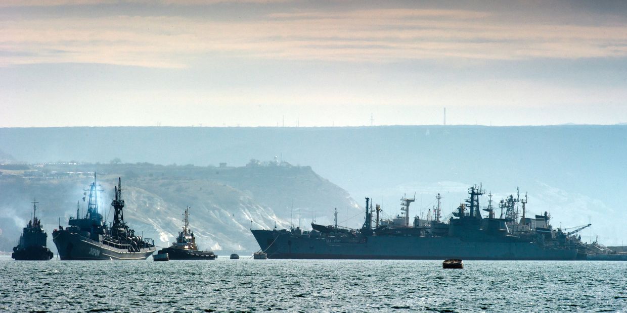 Корабли Черноморского флота России в бухте Севастополя Корабли Черноморского флота России в бухте Севастополя