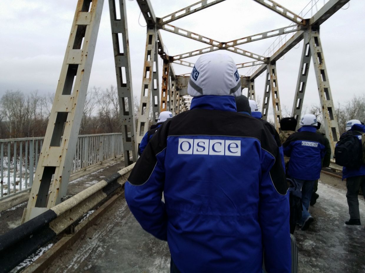 Пункт пропуска на линии соприкосновения между ЛНР и Украиной