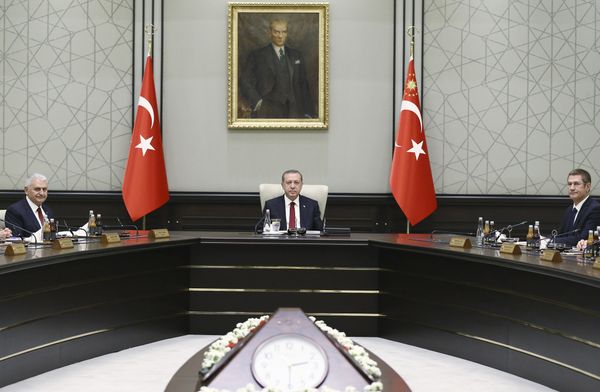 Президент Турции Реджеп Тайип Эрдоган, премьер-министр Турции Бинали Йылдырым и вице-премьер Нуреттин Каниали Президент Турции Реджеп Тайип Эрдоган, премьер-министр Турции Бинали Йылдырым и вице-премьер Нуреттин Каниали
