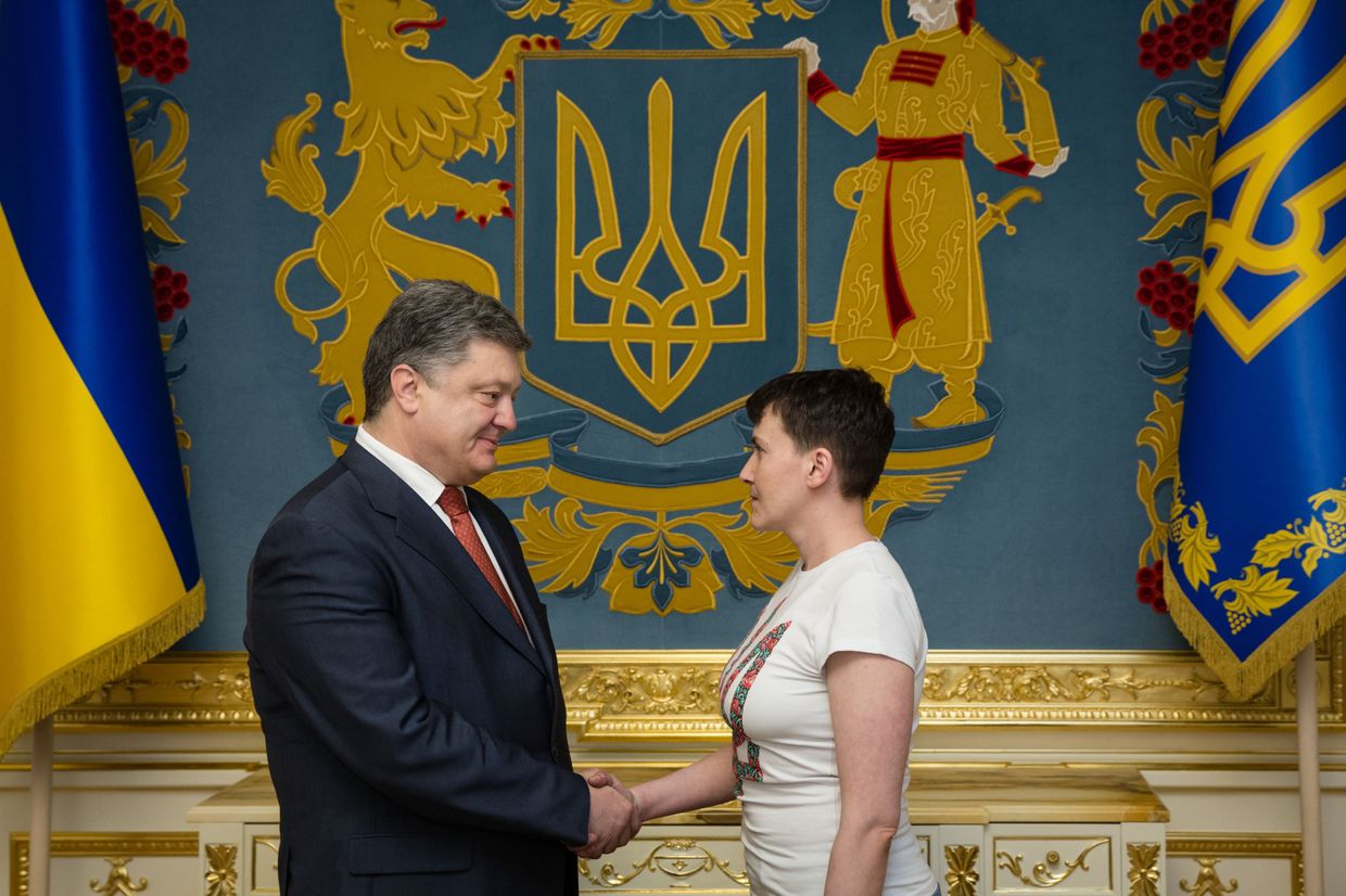 Президент Украины Петр Порошенко и украинская военнослужащая Надежда Савченко