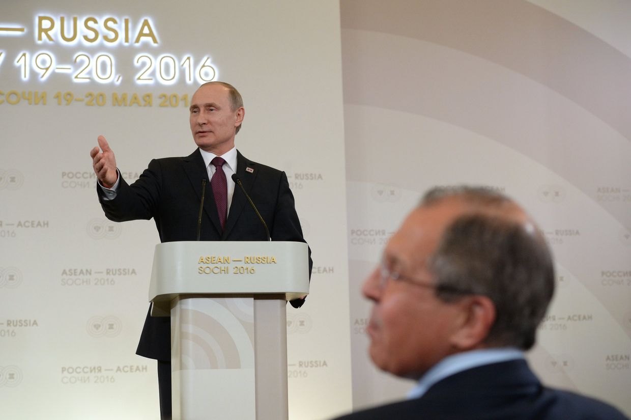 Президент Российской Федерации Владимир Путин на совместной пресс-конференции с премьер-министром Лаосской Народно-Демократической Республики Тхонглуном Сисулитом по итогам саммита Россия — АСЕАН Президент Российской Федерации Владимир Путин на совместной пресс-конференции с премьер-министром Лаосской Народно-Демократической Республики Тхонглуном Сисулитом по итогам саммита Россия — АСЕАН