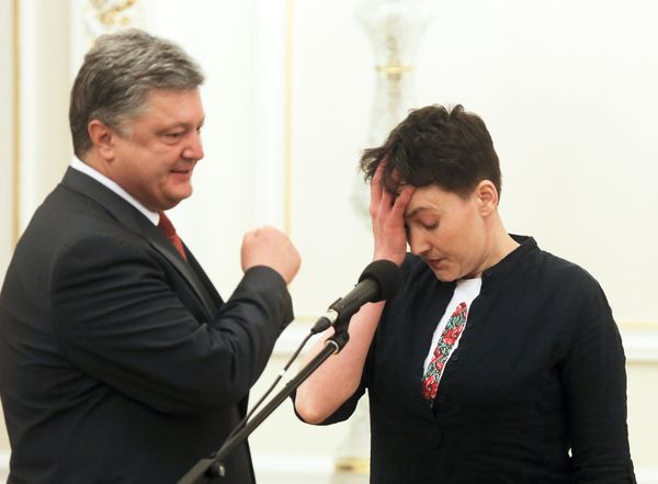 Президент Украины Петр Порошенко и украинская военнослужащая Надежда Савченко