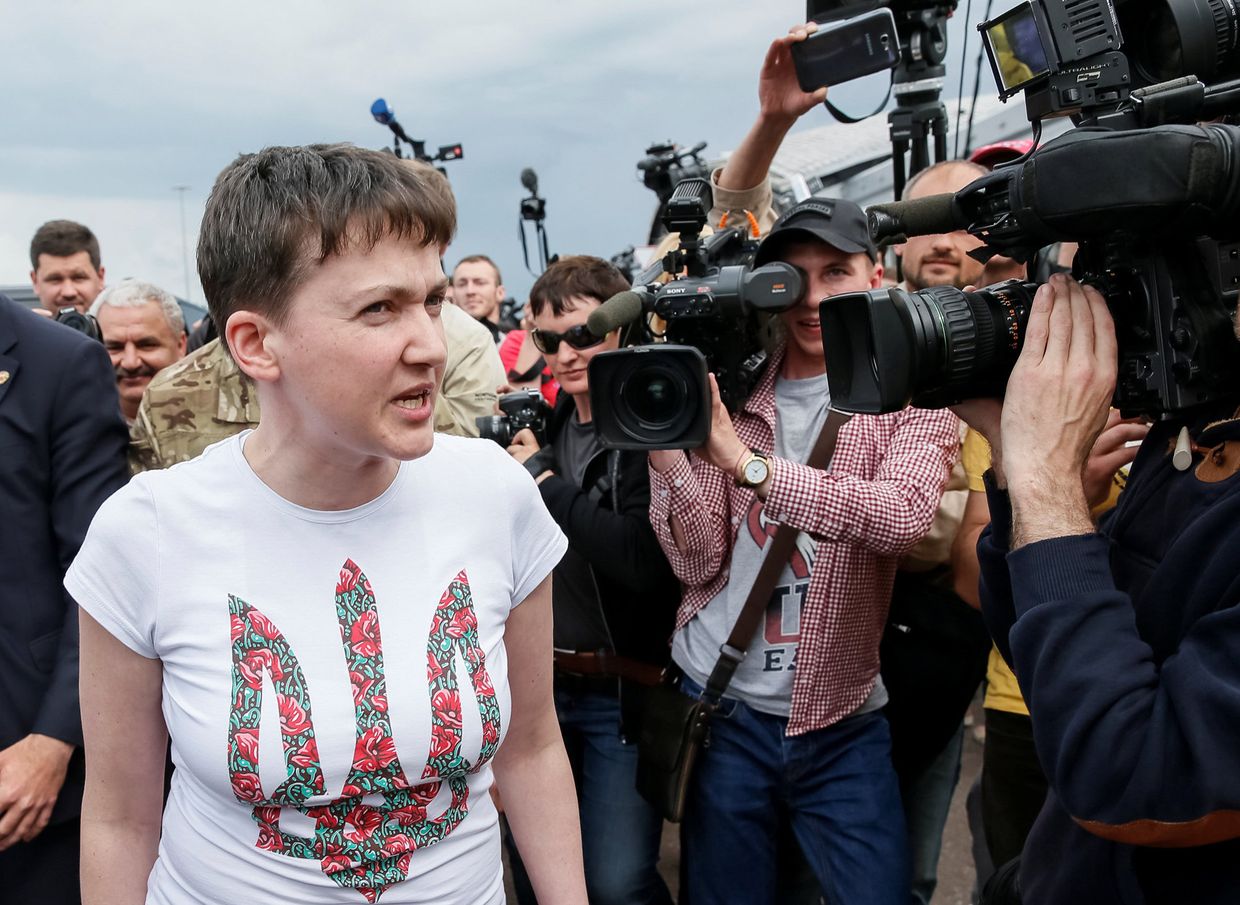 Украинская военнослужащая Надежда Савченко в аэропорту Киева