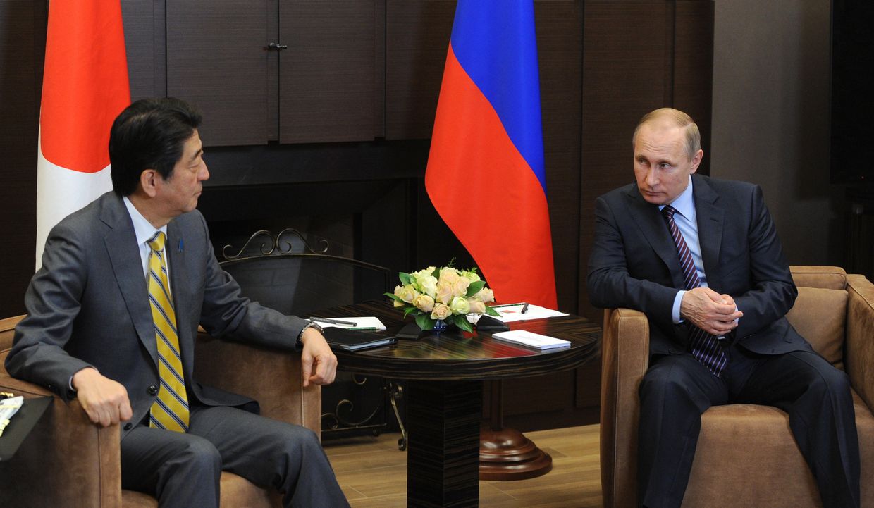 Президент России Владимир Путин и премьер-министр Японии Синдзо Абэ во время встречи в резиденции Бочаров ручей