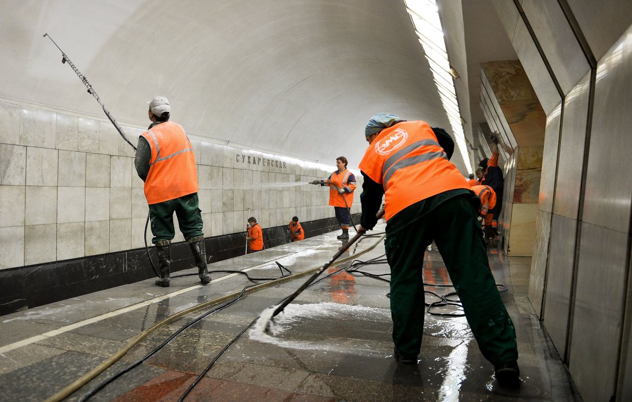 Сотрудники московского метрополитена моют станцию «Сухаревская»