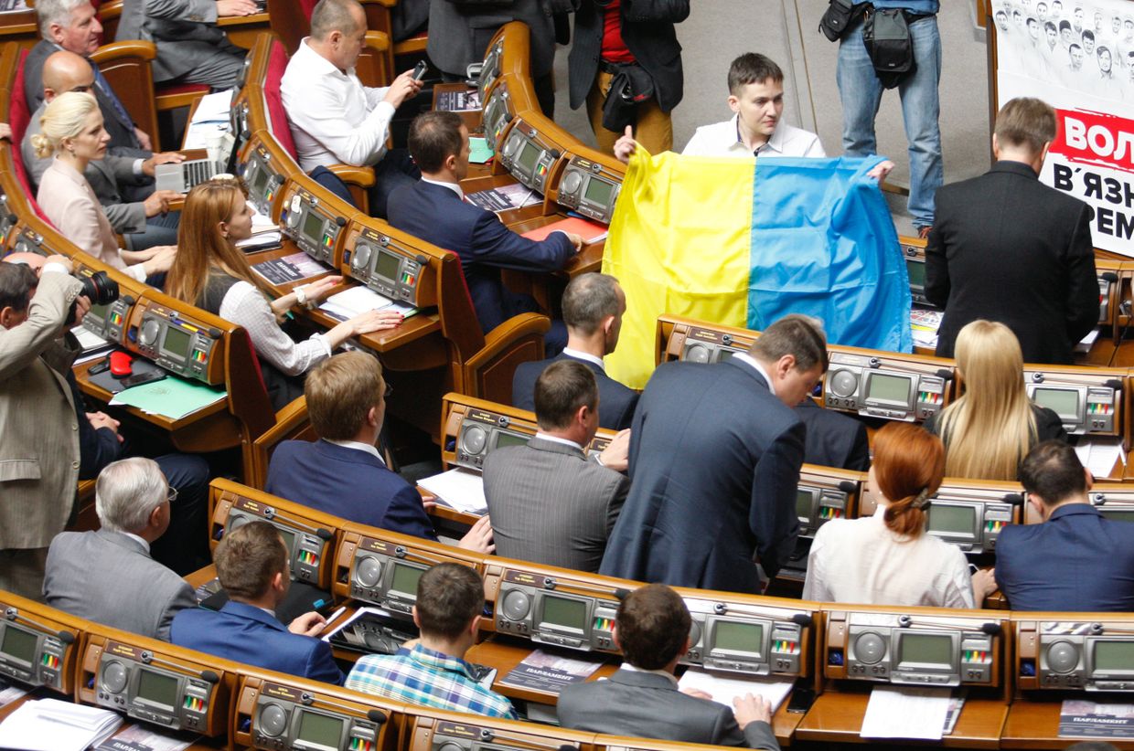 Украинская военнослужащая Надежда Савченко на заседании Верховной Рады Украины в Киеве