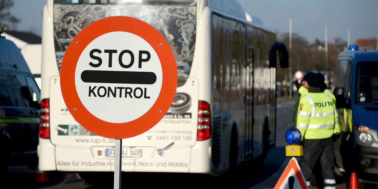 Сотрудники датской полиции осматривают автомобили на пограничном пункте датско-германской границе Сотрудники датской полиции осматривают автомобили на пограничном пункте датско-германской границе