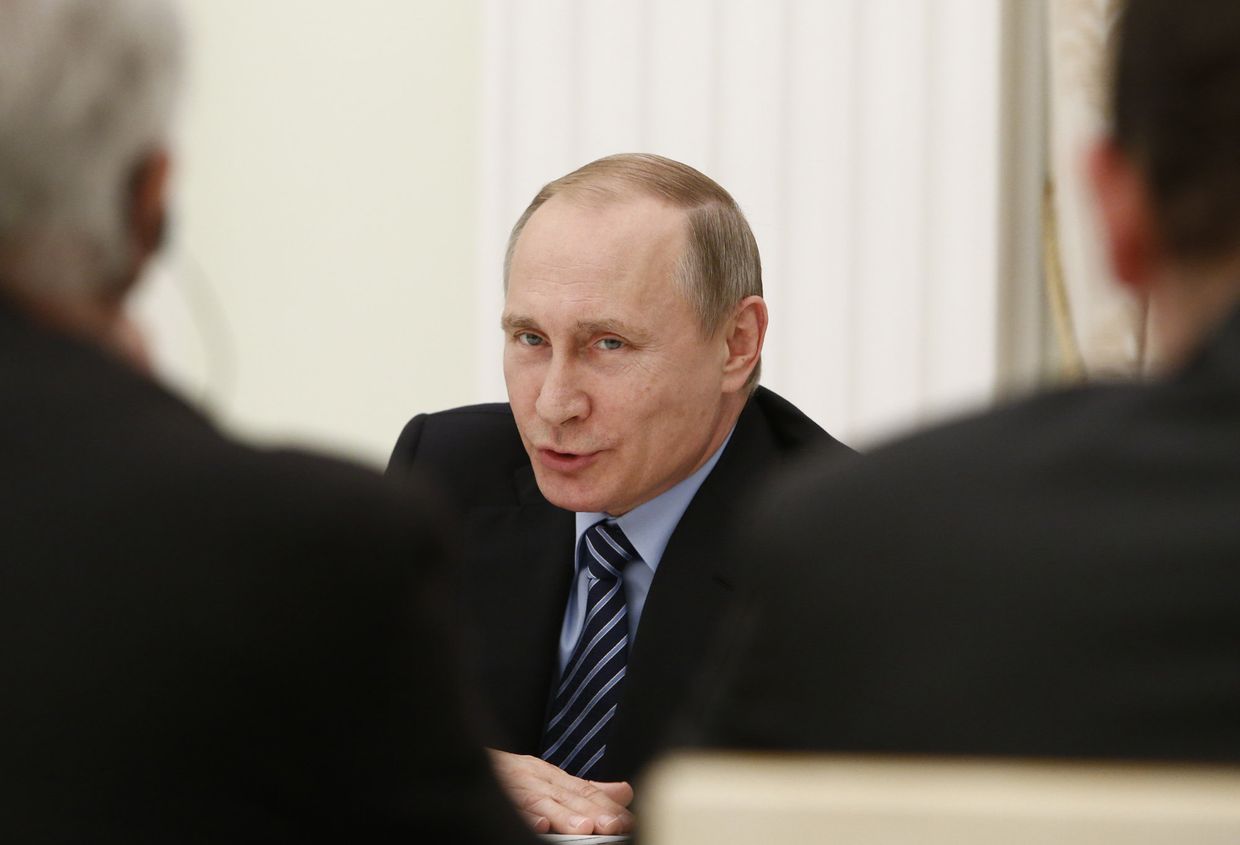 Владимир Путин во время встречи с представителями деловых кругов Франции