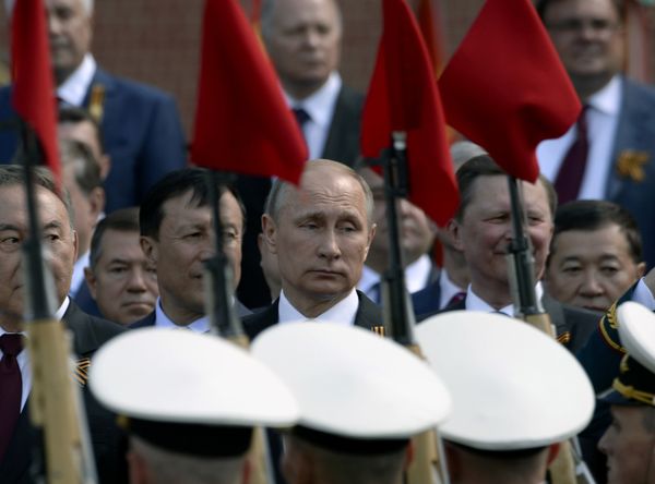 Владимир Путин во время военного парада в Москве