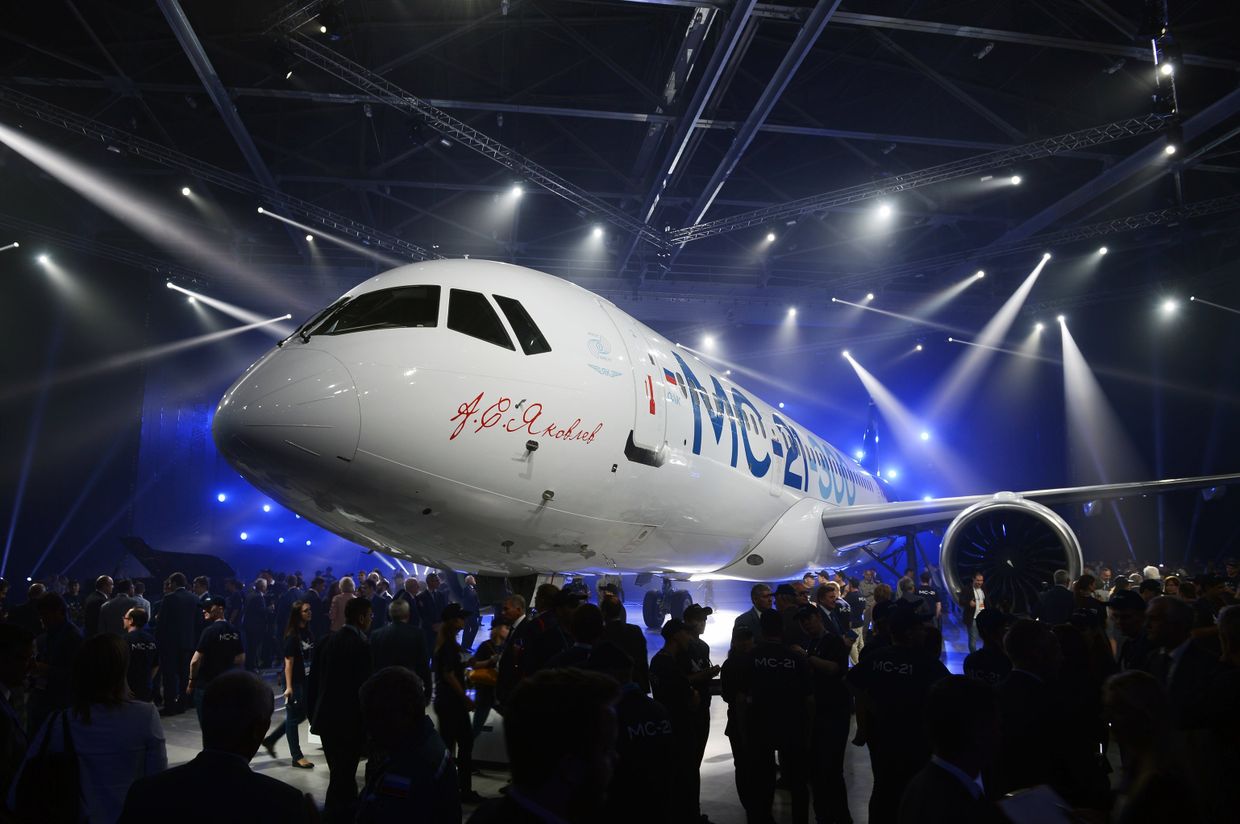 Выкатка нового пассажирского самолета МС-21 в Иркутске