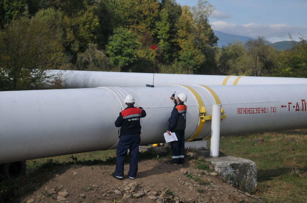 Рабочие на украинской газовой станции в городе Воловец