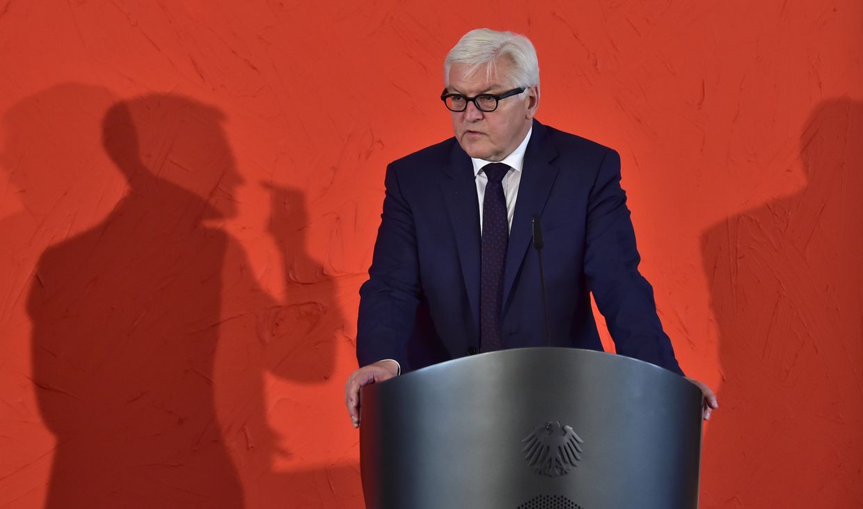 Глава МИД Германии Франк-Вальтер Штайнмайер во время пресс-конференции в Берлине