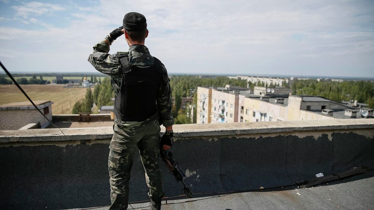 Украинский военнослужащий на крыше одного из зданий, Авдеевка. 8 сентября 2014