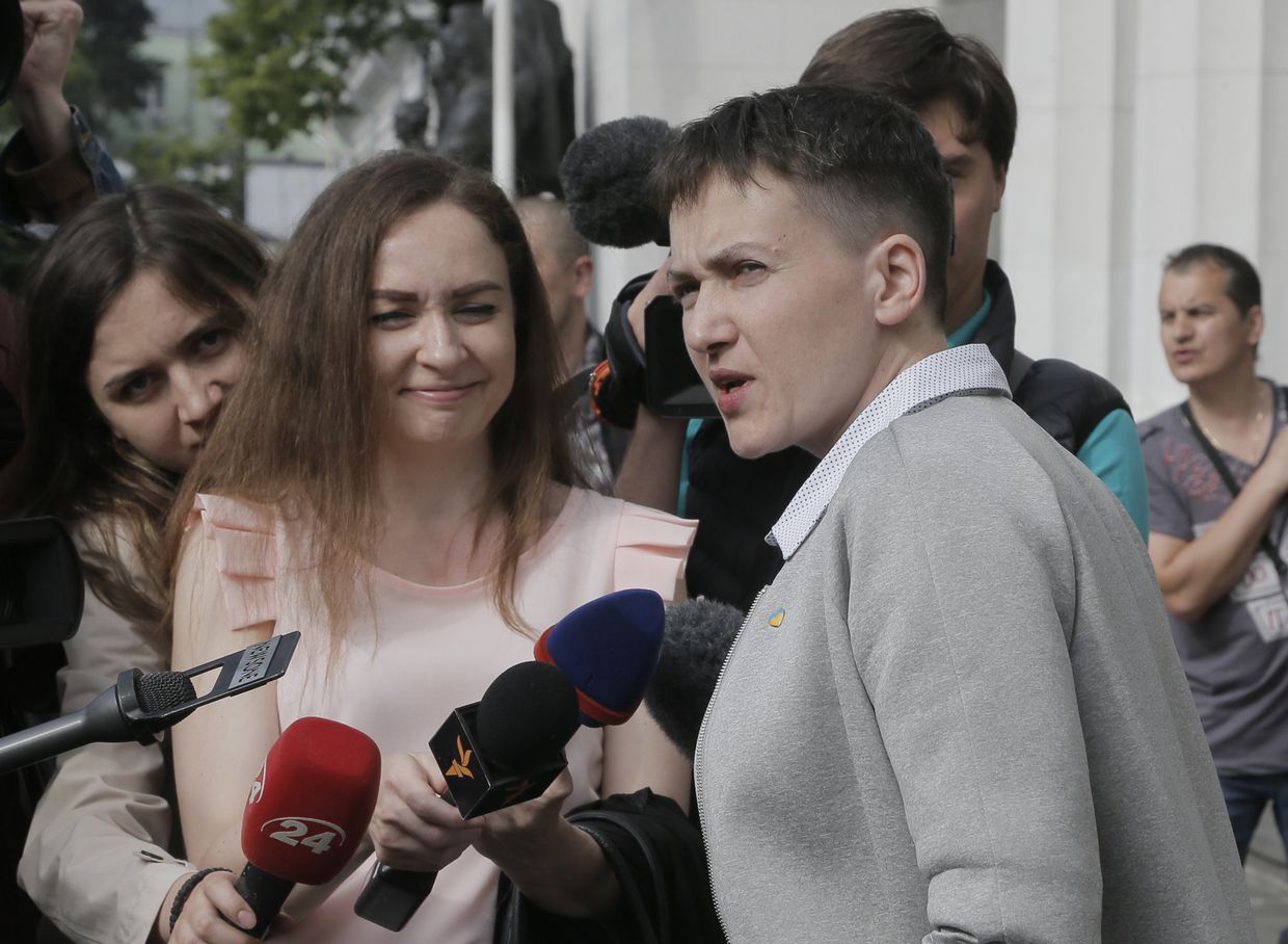 Надежда Савченко общается с журналистами