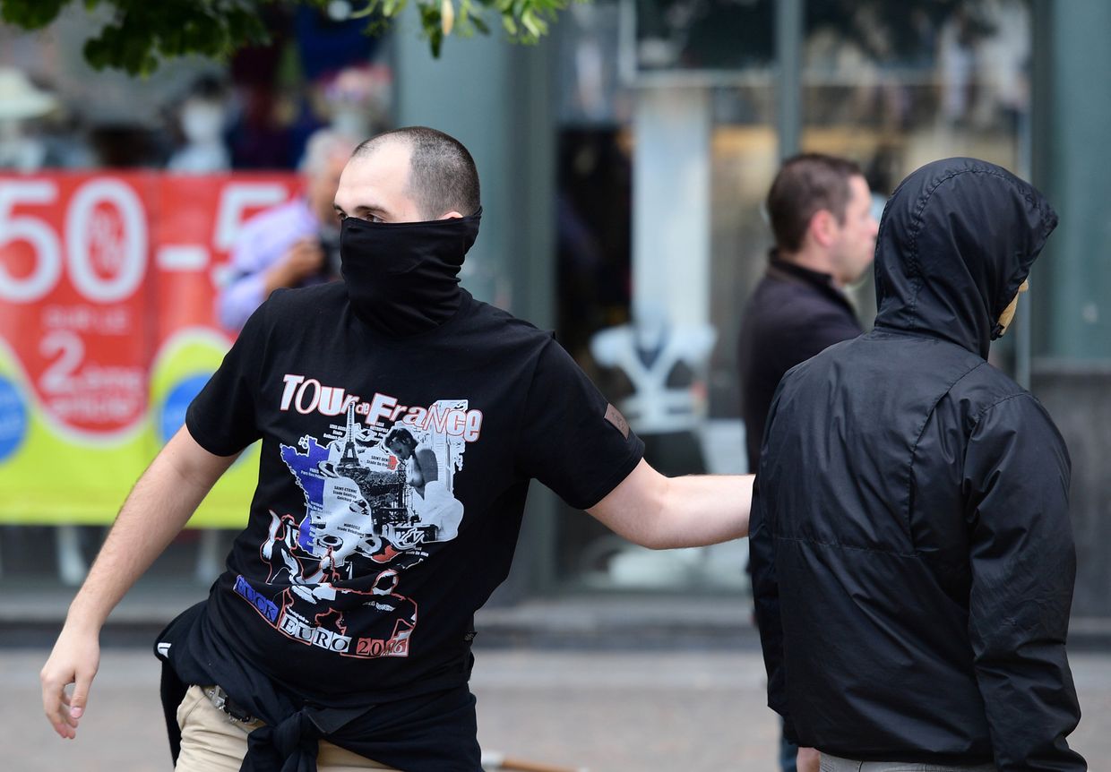 Российские болельщики на одной из улиц Французского города Лилль
