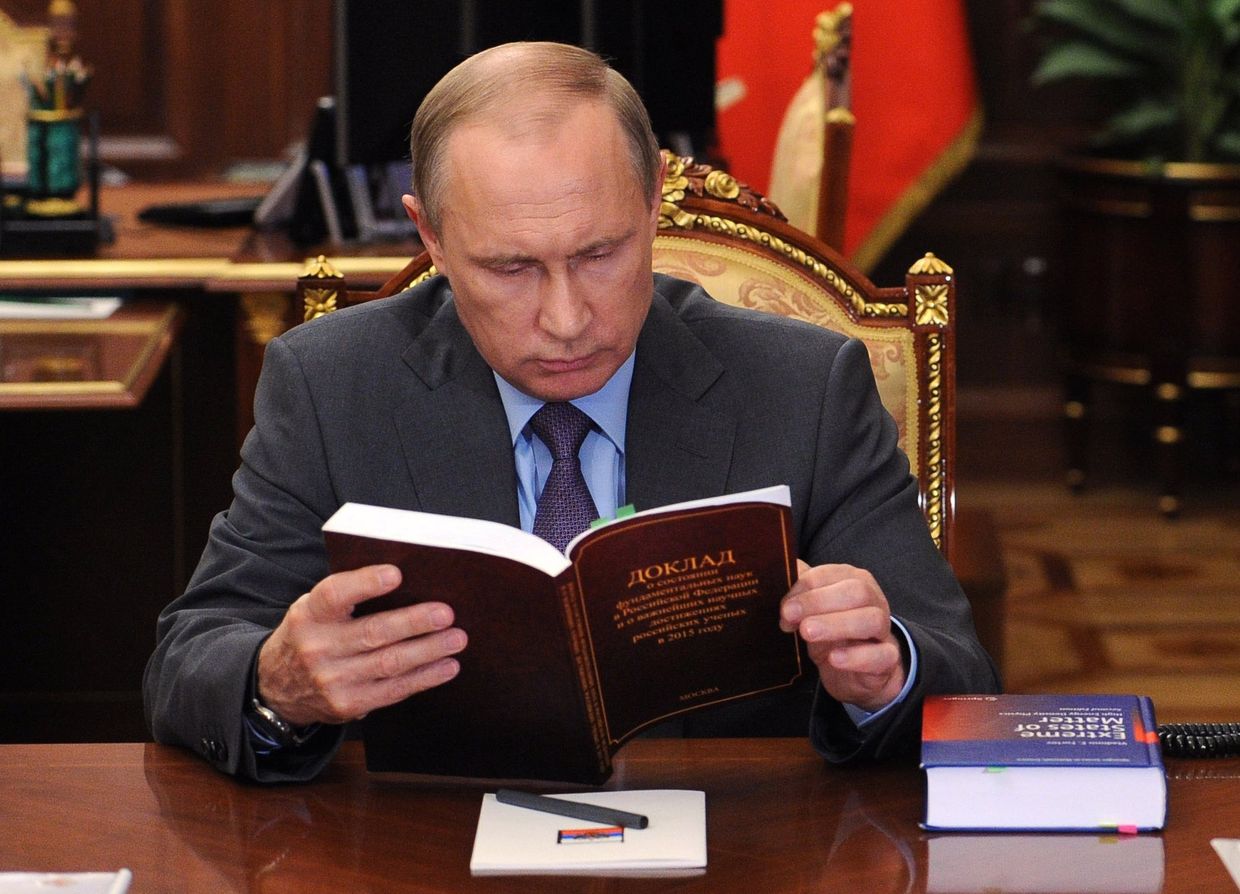 Президент России Владимир Путин во время встречи с президентом Российской академии наук Владимиром Фортовым и руководителем Федерального агентства научных организаций Михаилом Котюковым в Кремле