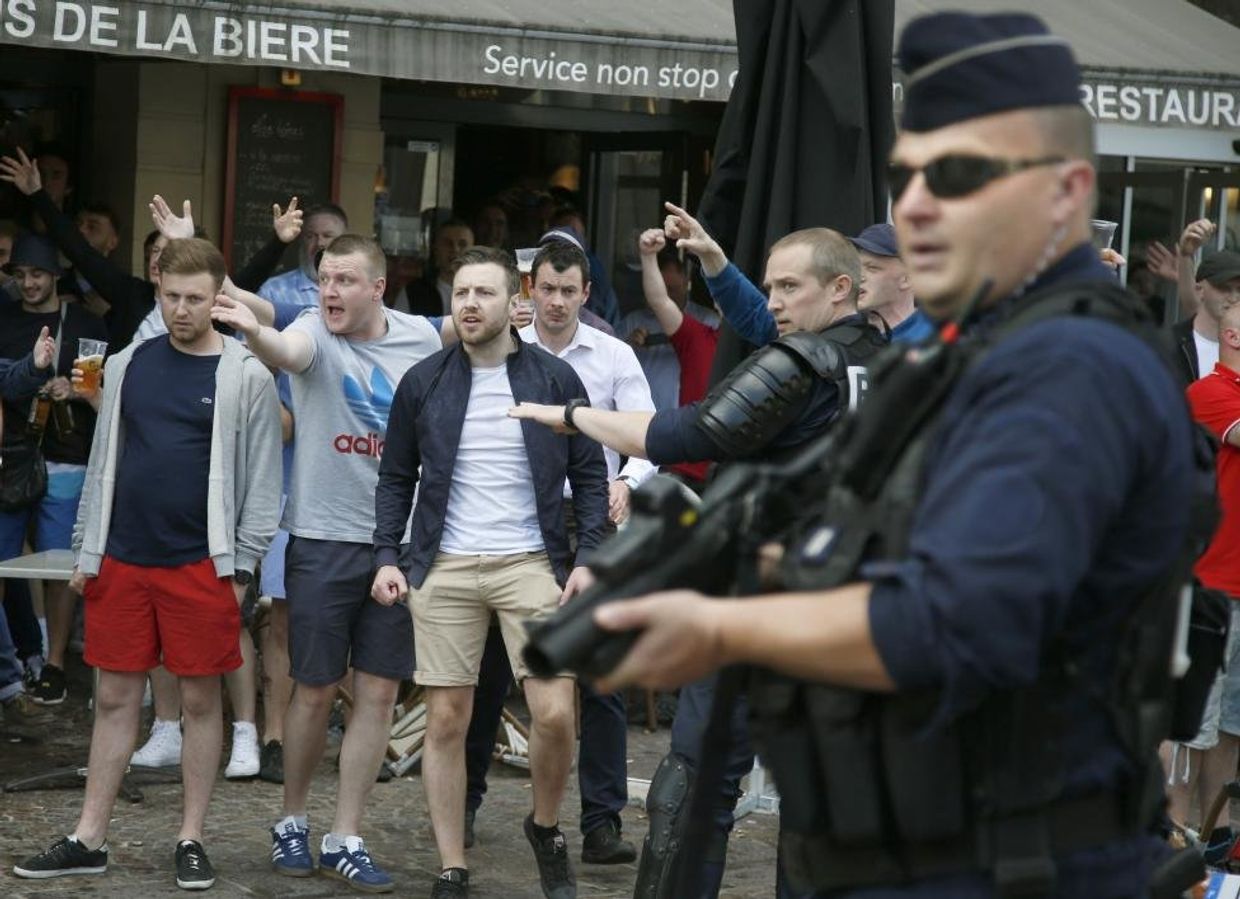 Фанаты Англии и Уэльса после драки с российскими болельщиками в Лилле