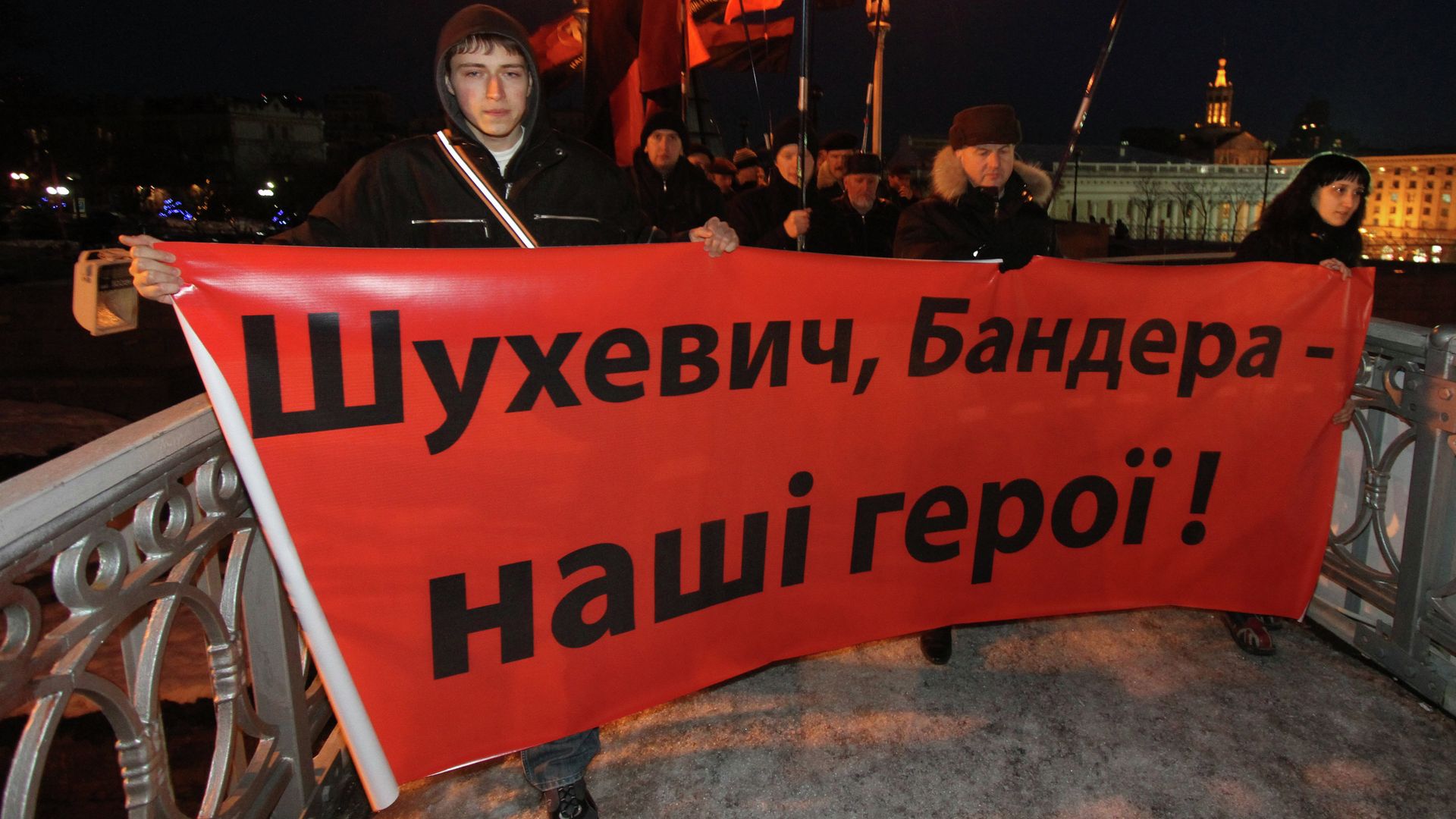 Участники факельного шествия в честь 60-летия гибели командира УПА Романа Шухевича. Архивное фото - ИноСМИ, 1920, 17.02.2023