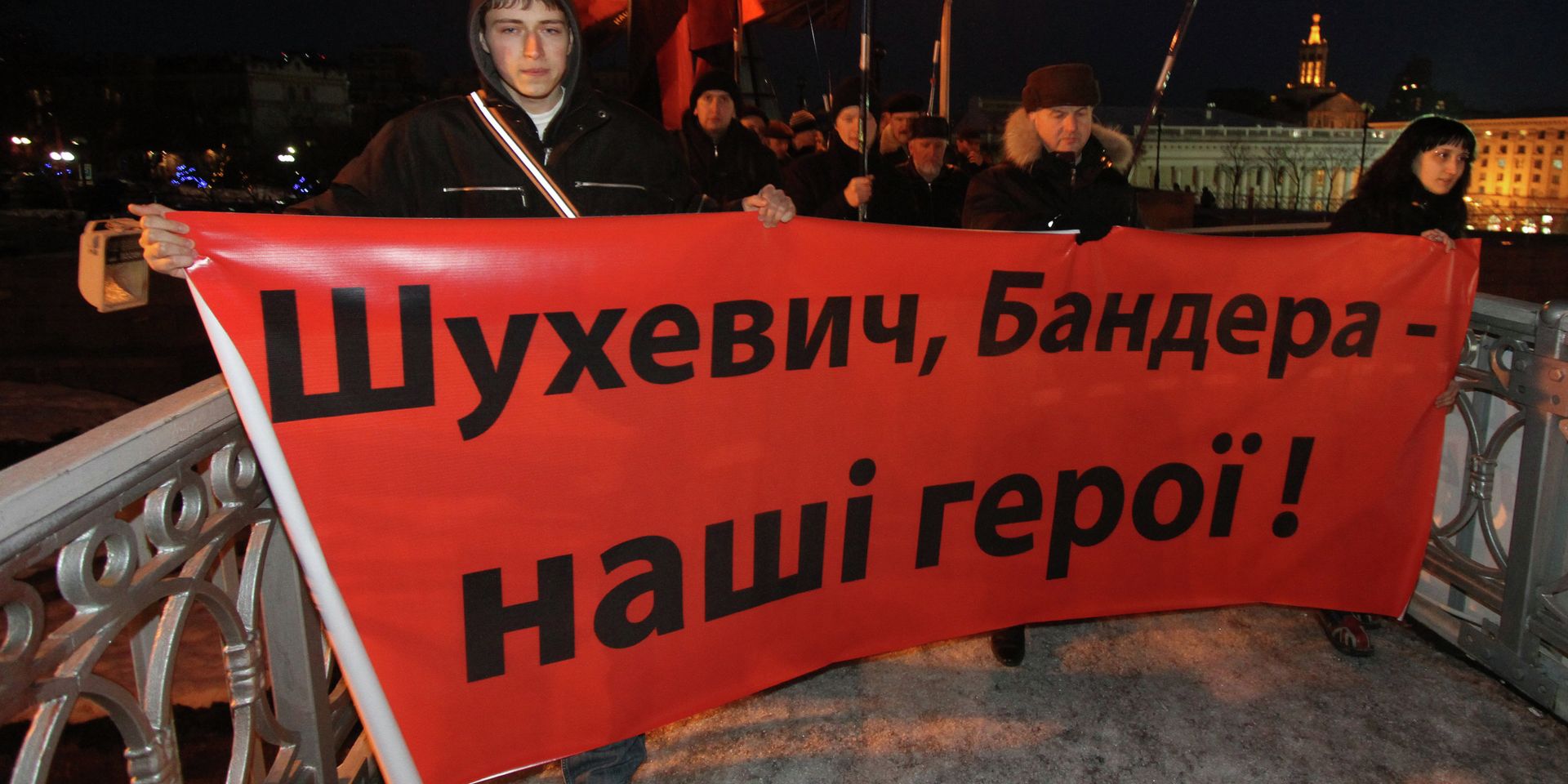 Участники факельного шествия в честь 60-летия гибели командира УПА Романа Шухевича. Архивное фото - ИноСМИ, 1920, 16.02.2021