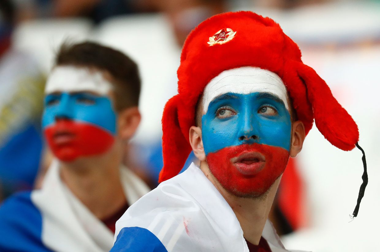 Российские болельщики во время матча Россия-Англия