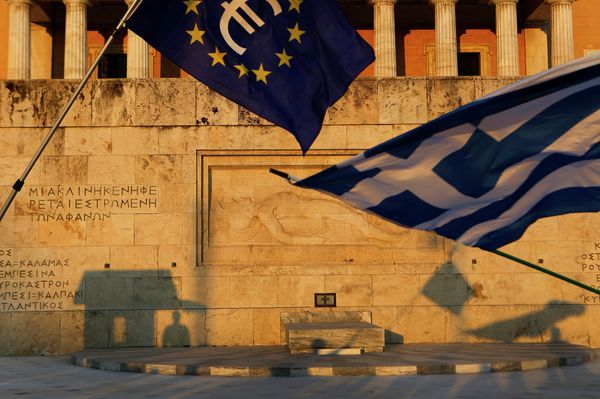 Флаги Греции и Евросоюза на площади Синтагма в Афинах