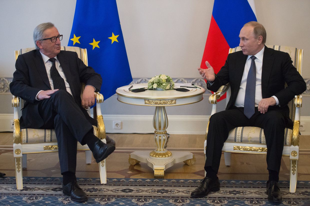Президент РФ Владимир Путин и председатель Европеийскоий комиссии Жан-Клод Юнкер во время встречи в Санкт-Петербурге. 16 июня 2016