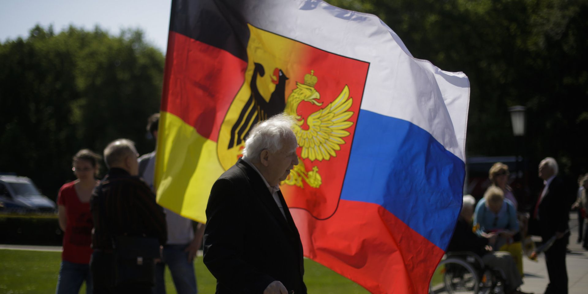 Самодельный русско-германский флаг во время празднования дня победы в Берлине - ИноСМИ, 1920, 05.10.2020