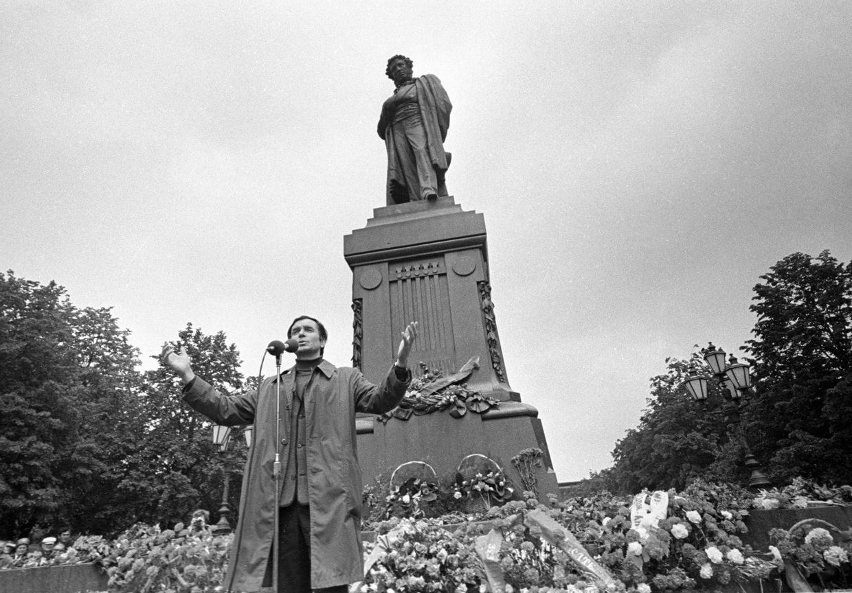 Чтение стихов у памятника А. С. Пушкину