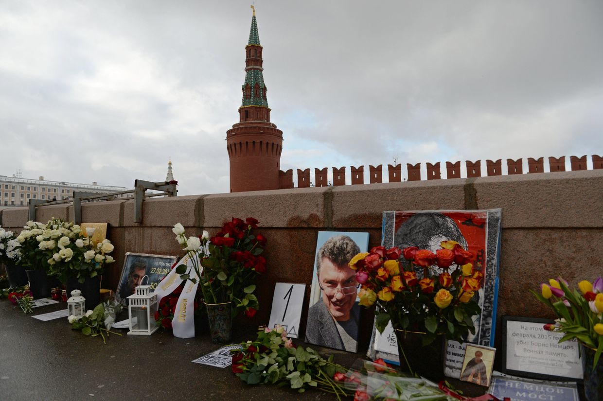 Цветы на месте гибели политика Бориса Немцова на Большом Москворецком мосту в Москве