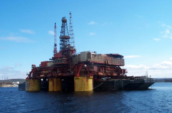 Морская нефтедобывающая платформа в Кольском заливе