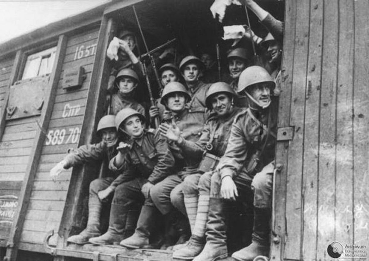 Солдаты 1-ой польской пехотной дивизии едут на фронт в 1943 году Солдаты 1-ой польской пехотной дивизии едут на фронт в 1943 году