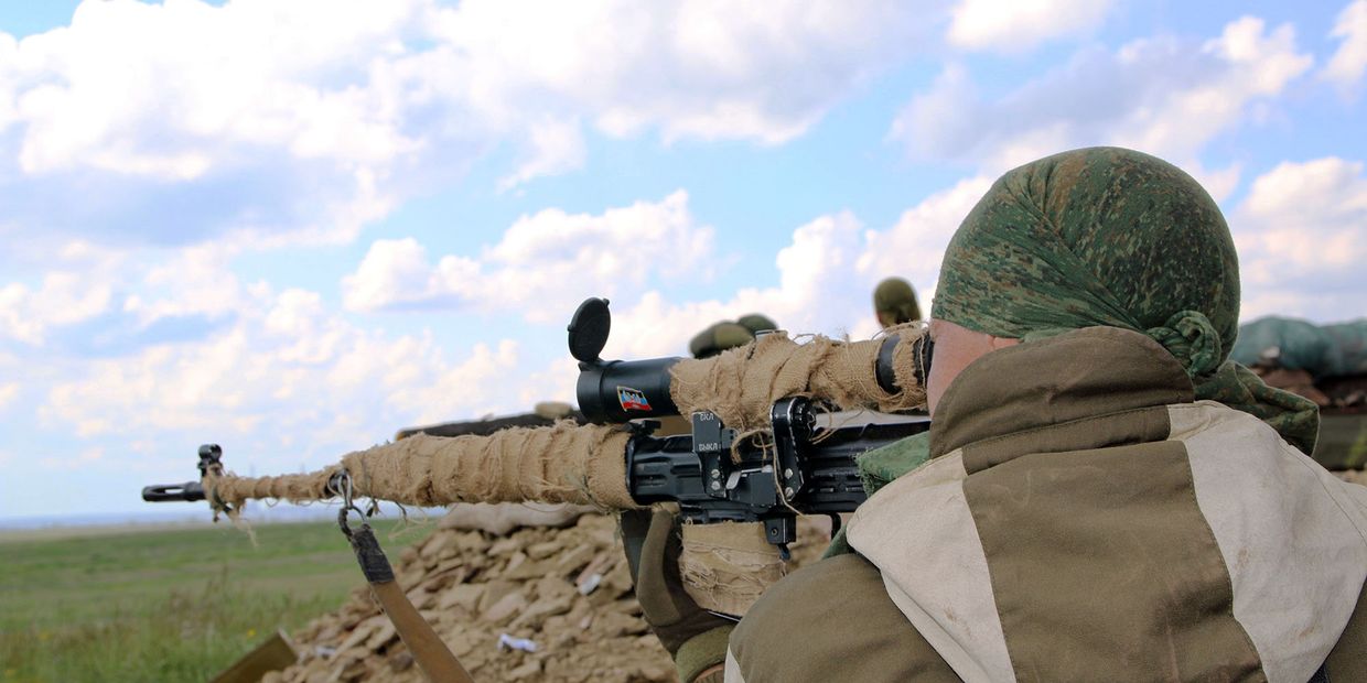 Военнослужащие Народной милиции ЛНР ведут наблюдение на позициях близ линии соприкосновения в Донбассе
