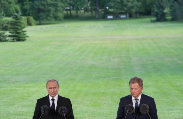 Президент РФ Владимир Путин и президент Финляндской Республики Саули Ниинистё во время совместной пресс-конференции по итогам встречи в Наантали