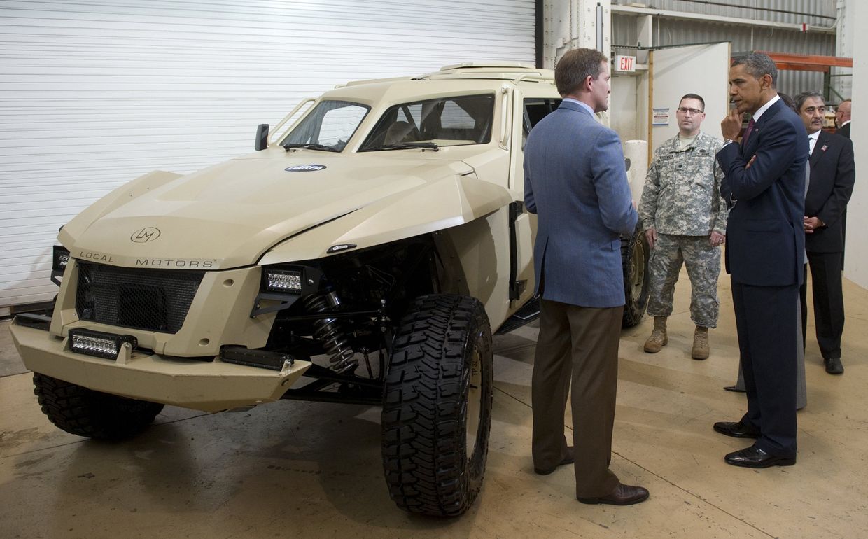 Президент США Барак Обама осматривает автомобиль XC2V разработанный в партнерстве с агентством DARPA