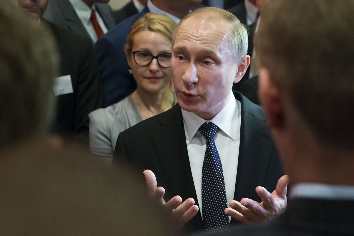 Президент России Владимир Путин общается со студентами и журналистами