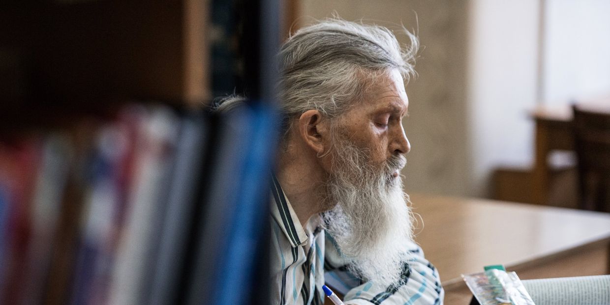 Посетитель в универсальном зале Омской государственной областной научной библиотеки имени А. С. Пушкина