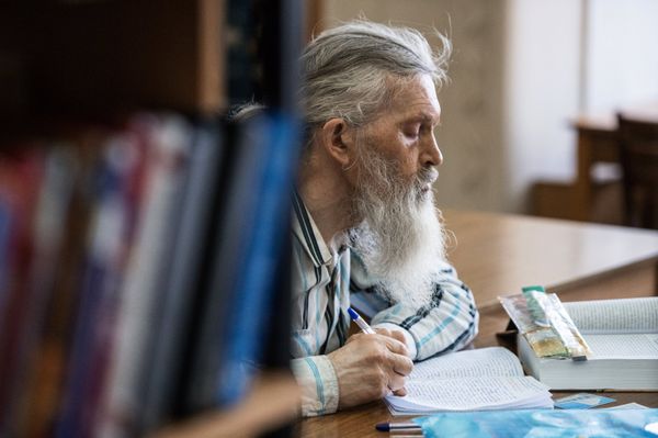 Посетитель в универсальном зале Омской государственной областной научной библиотеки имени А. С. Пушкина