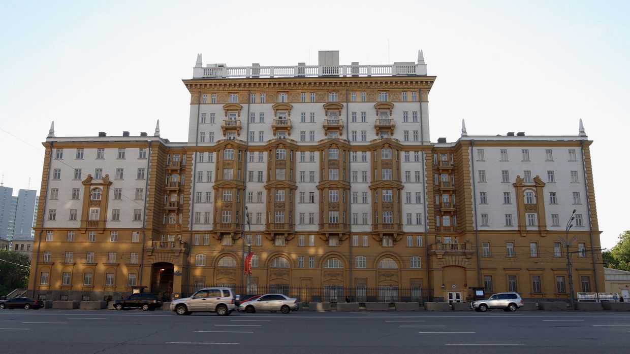 Здание американского посольства в Москве
