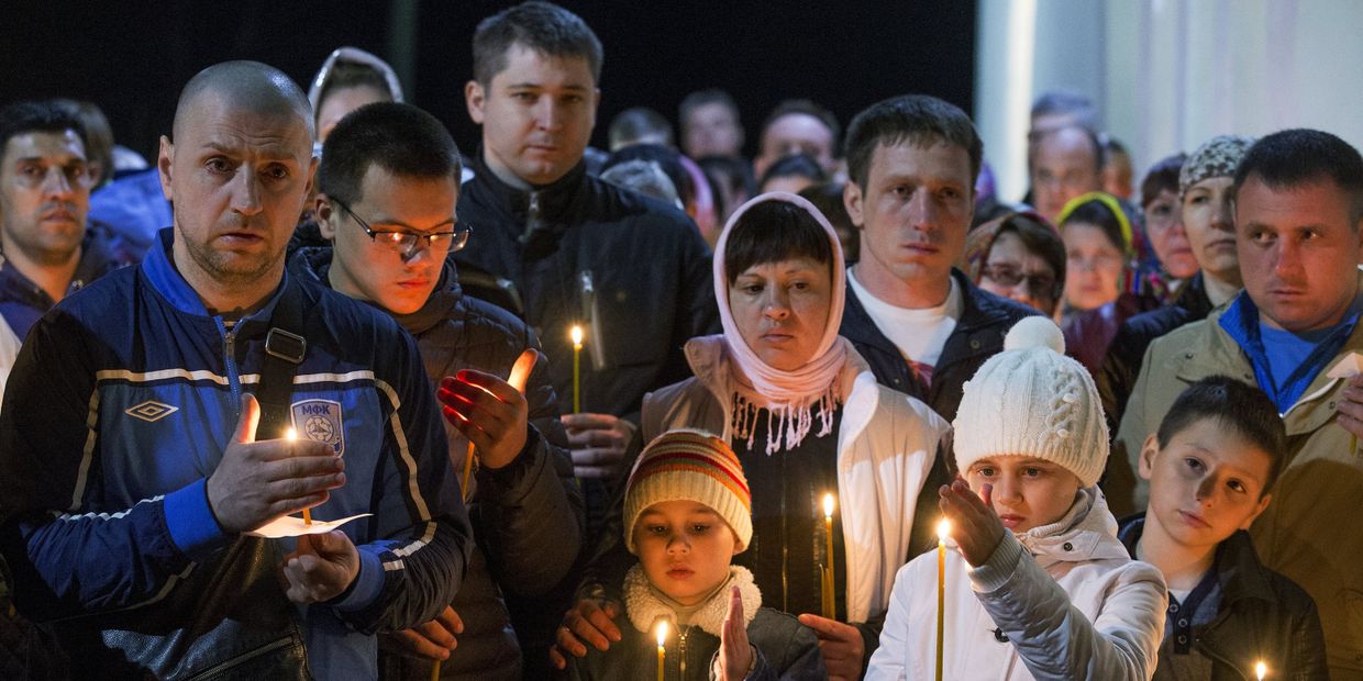 Верующие во время пасхальной службы в храме святителя Димитрия митрополита Ростовского чудотворца в селе Дмитриевское Тульской области