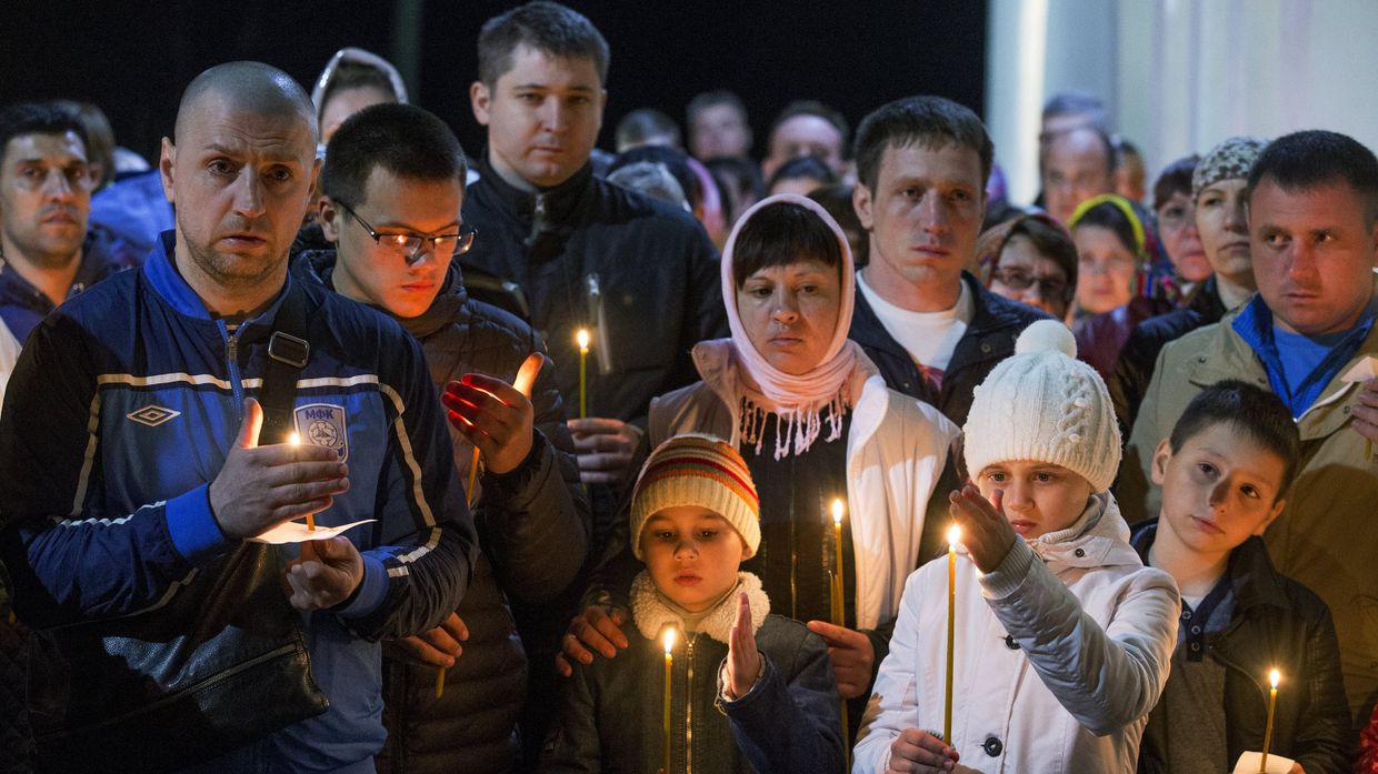 Верующие во время пасхальной службы в храме святителя Димитрия митрополита Ростовского чудотворца в селе Дмитриевское Тульской области