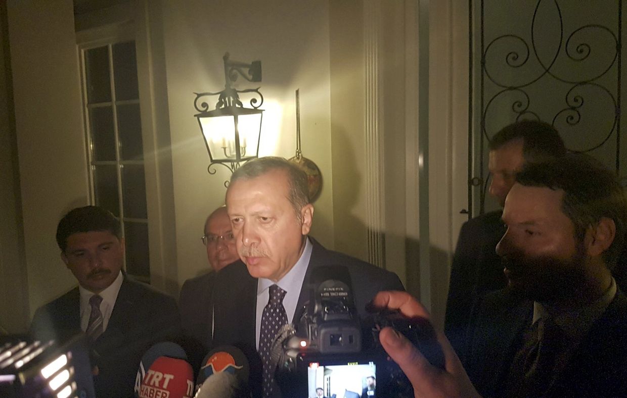 Президент Турции Реждеп Эрдоган общается с прессой с турецком курорте Мармарис. 16 июля 2016
