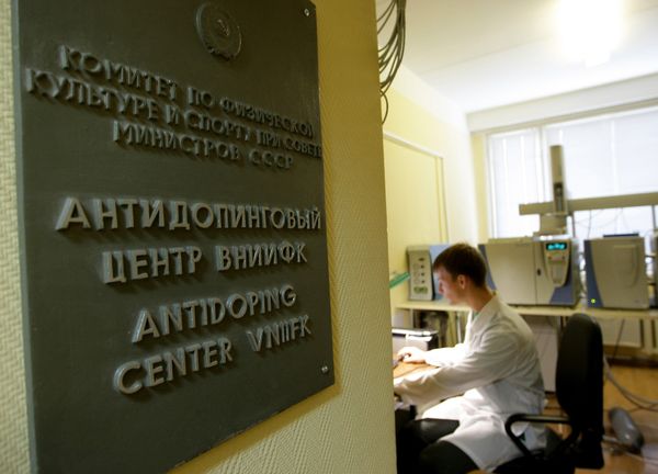 Специалист в московской антидопинговой лаборатории в Москве