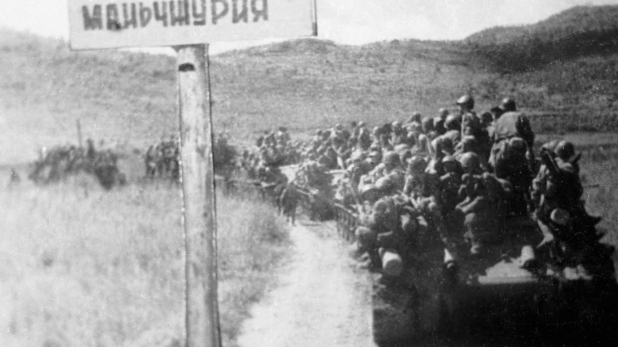 Колонна частей 1-го Дальневосточного фронта переходит границу Маньчжурии